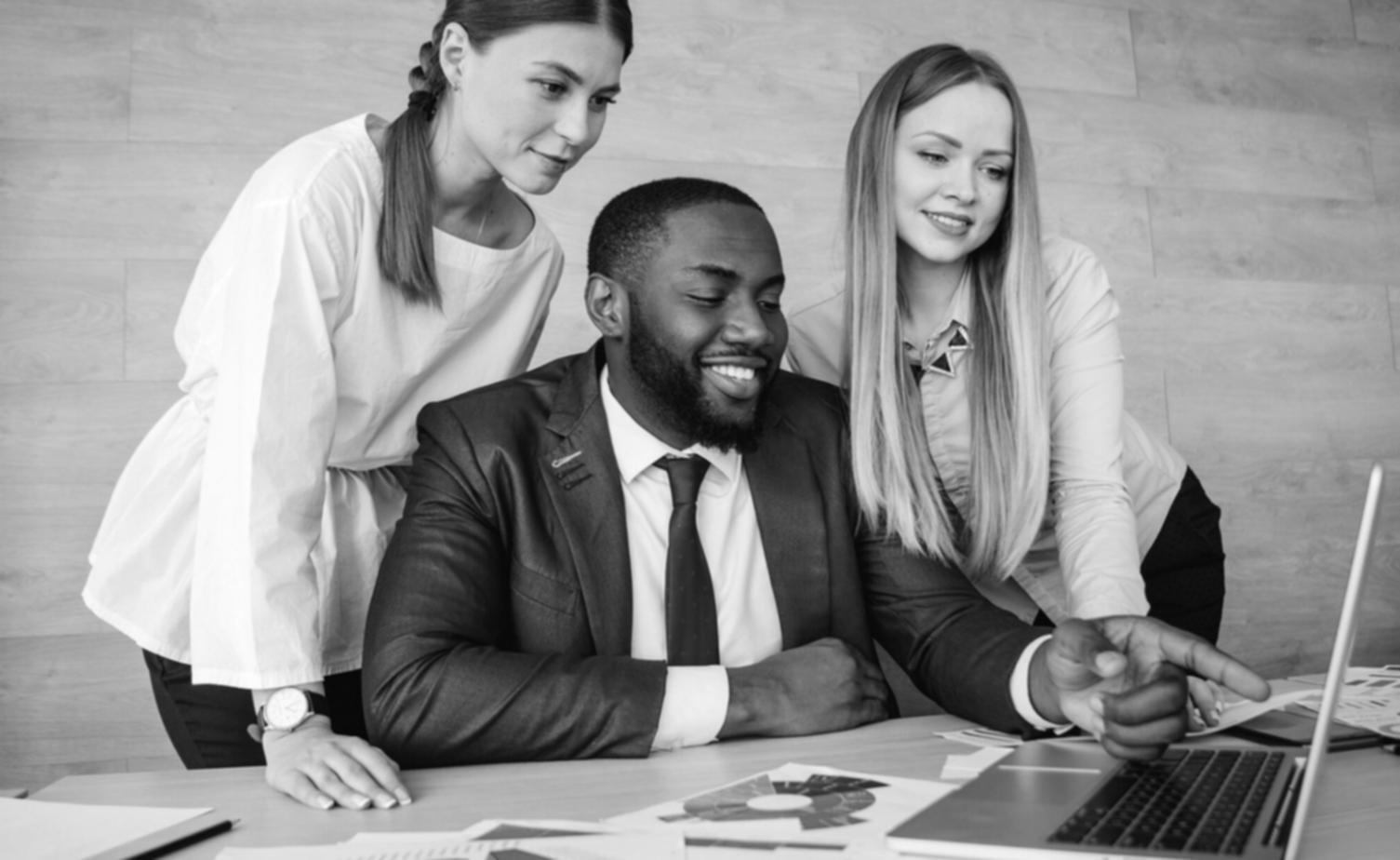 Přátelská atmosféra během skupinové diskuse o finančním plánování